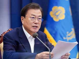 문 대통령 "HPV백신, 17세↓ 여성청소년 전원 무료접종"