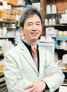 "어떻게 지내십니까?"...인공지능에 푹 빠진 강봉윤 약사