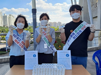 "공공심야약국 찾아주세요"…거리로 나선 보건소직원들