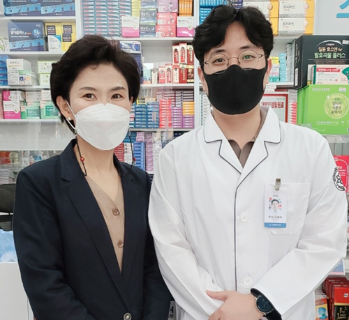 은평구약, 올해 신상신고한 회원 약사들에 가운 배부