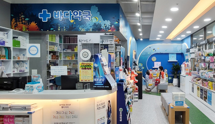 약국에 '아쿠아월'이…아이도 부모도 "우와"