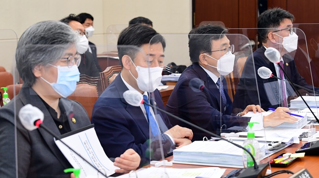 복지위 국감 첫 날…'비대면 처방·약 택배' 집중포화