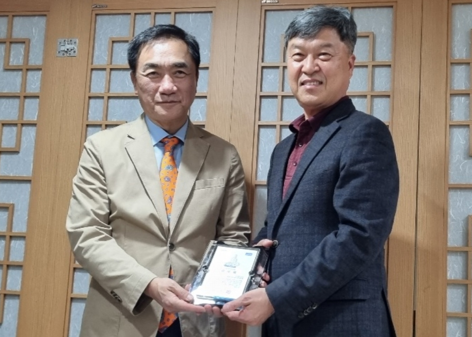 변영태 평택시약사회장, 시청 감사패 받아