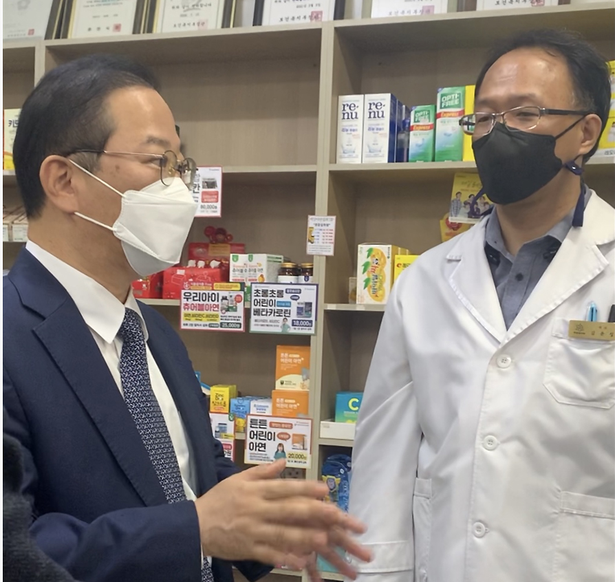 [대약] 김대업, 선거운동 속도...자발적 심야약국 찾아