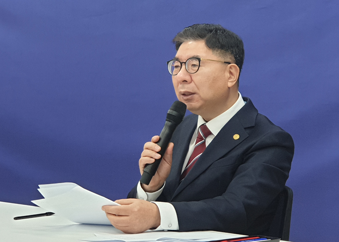 박영달, 4층서 정책발표...한동원, 3층서 후보사퇴 촉구