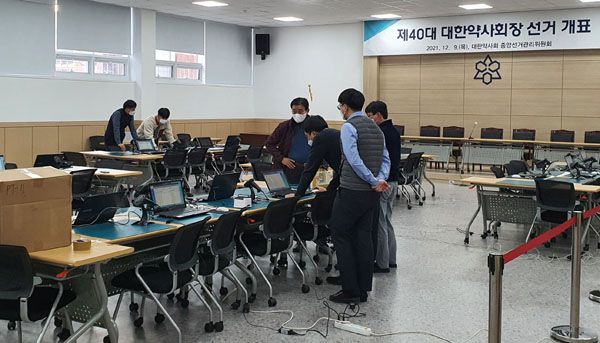 최 "역전 성공" vs 김 "재선 불패"…오늘 저녁 결판