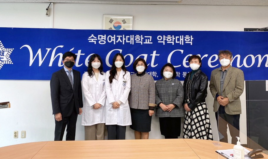 숙명약대 동문회, 후배들에 '화이트코트 세레머니' 지원