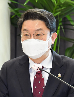 "보건의료 데이터 경제가치 2조원"...국가 전략산업으로