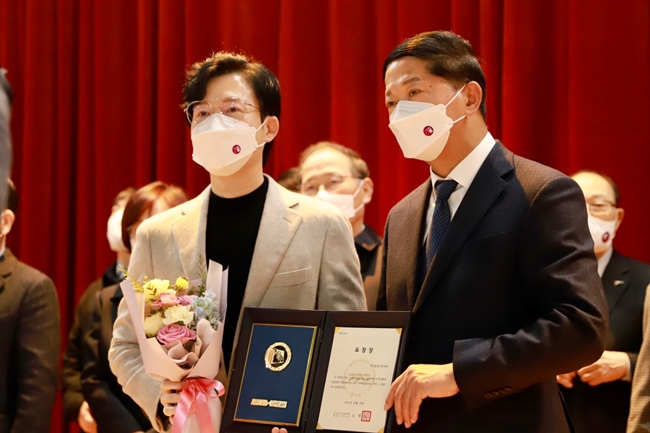소외계층 보듬은 솔빛피앤에프, 경기도지사 표창 수상