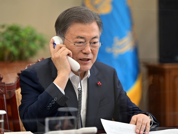 문 대통령, 의료진과 통화..."병의원 협력 감사"