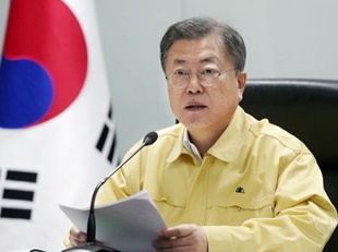 오미크론 폭증에 문 대통령 "동네 병·의원 방역체계 전력"