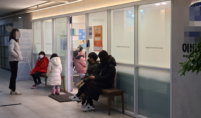 코로나 검사 동네병원 '북적'…인근 약국은 '잠잠'