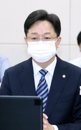 "감염병 대응 등 제도개선 급한데 왜 법안소위 안여나"