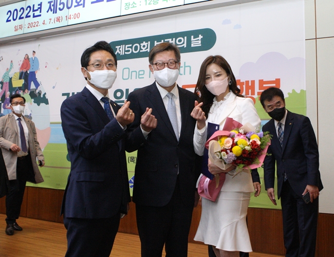 부산시약 이향란 이사, 시민건강증진 공로로 시장 표창 