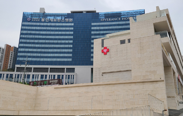 병원 특정 출입구 폐쇄 2년…문전약국 폐업 잇달아 

