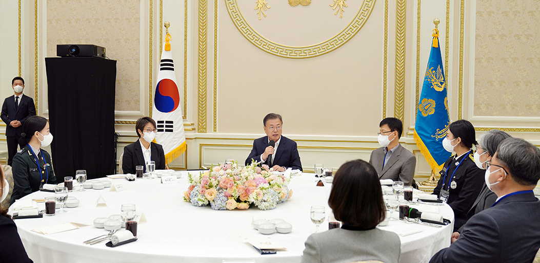 문 대통령 코로나 2년 회고..."의료진·약사 모두 감사"