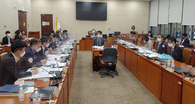 민주, 간호법 소위 단독의결…국힘 "다수당 횡포"