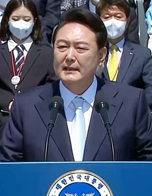 윤 대통령 취임…"코로나 감내한 국민·의료진에 감사"