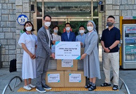 송파구약, 잠실종합사회복지관에 영양제 500통 기증 