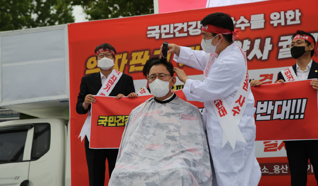 최광훈 회장 삭발…대통령실 앞 약사 1천명 결집