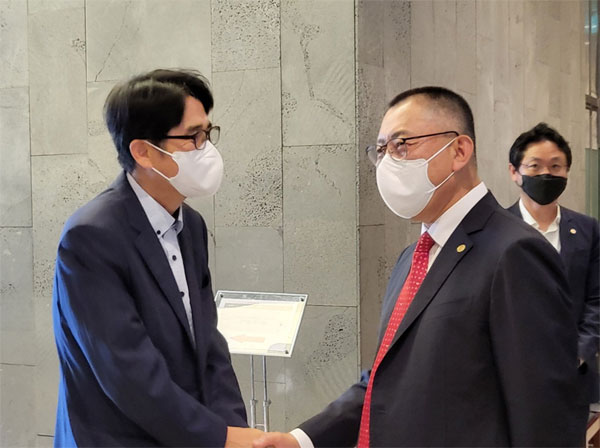 최광훈-박인술 어색한 인사…누가 웃을까