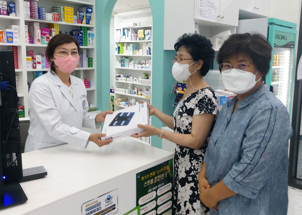 마포구약, 신규 개설 약국 방문해 회원명부·명찰 전달