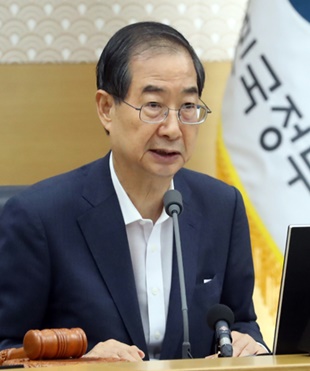 거리두기 의무화 도입 않기로…4차접종 대상자 확대
