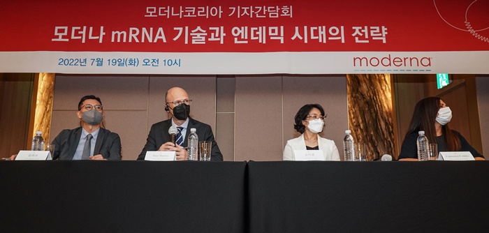 모더나 첫 코로나 2가백신 임박…"하위변이에도 효과"