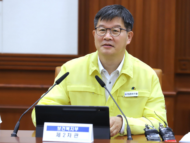 "원스톱진료소 1만개 확충…진단키트 약국·편의점 허용"