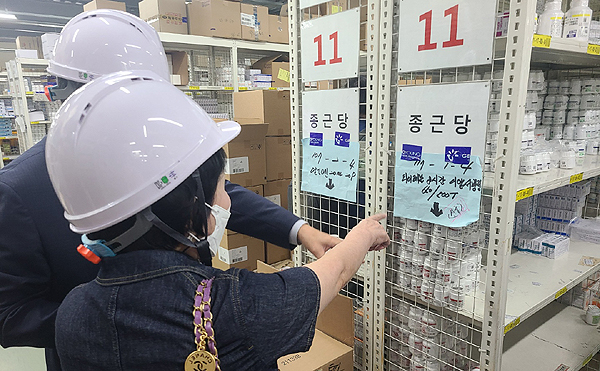 “감기약 수급 왜 안되죠?”…물류센터 달려간 최광훈 회장