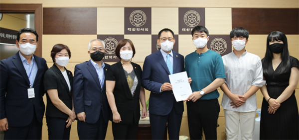 "약대 통합6년제 시행, 병역 문제에 신경 써 주세요" 