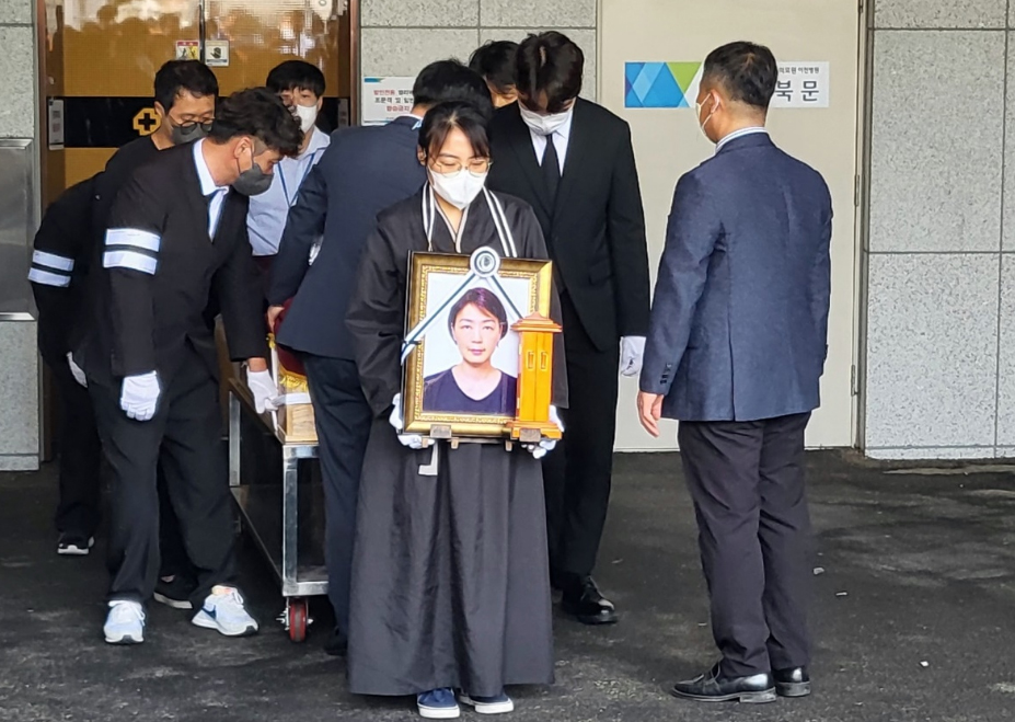 환자 끝까지 지킨 이천병원 故 현은경 간호사 영면