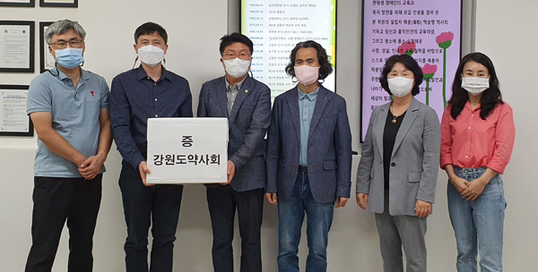 강원도약, 추석 맞아 시각장애 특수학교에 구급약 전달