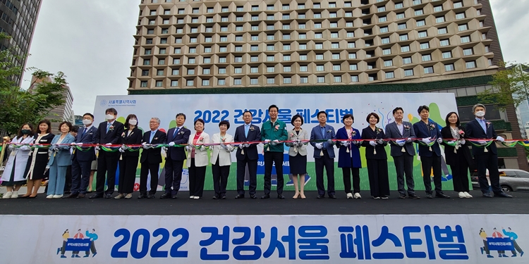 태풍에도 '건강서울' 흥행...시청광장에 시민·약사 북적 