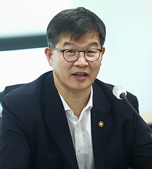 "비대면 진료 제도화 신속 추진…약 배달은 불허"