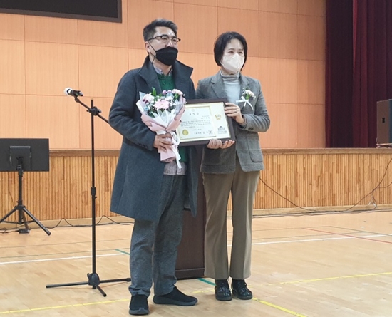 김포 이문우 약사, 사회적약자 지원 공로로 국회의원 표창 
