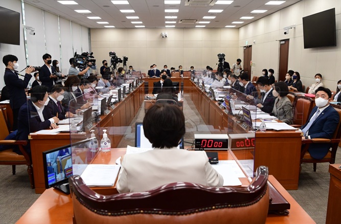 공공심야약국 35억원·비의료서비스 2억원, 복지위 통과
