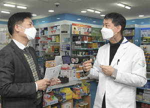 약국 찾은 식약처 차장..."마약류 수거사업 잘 되나요?"