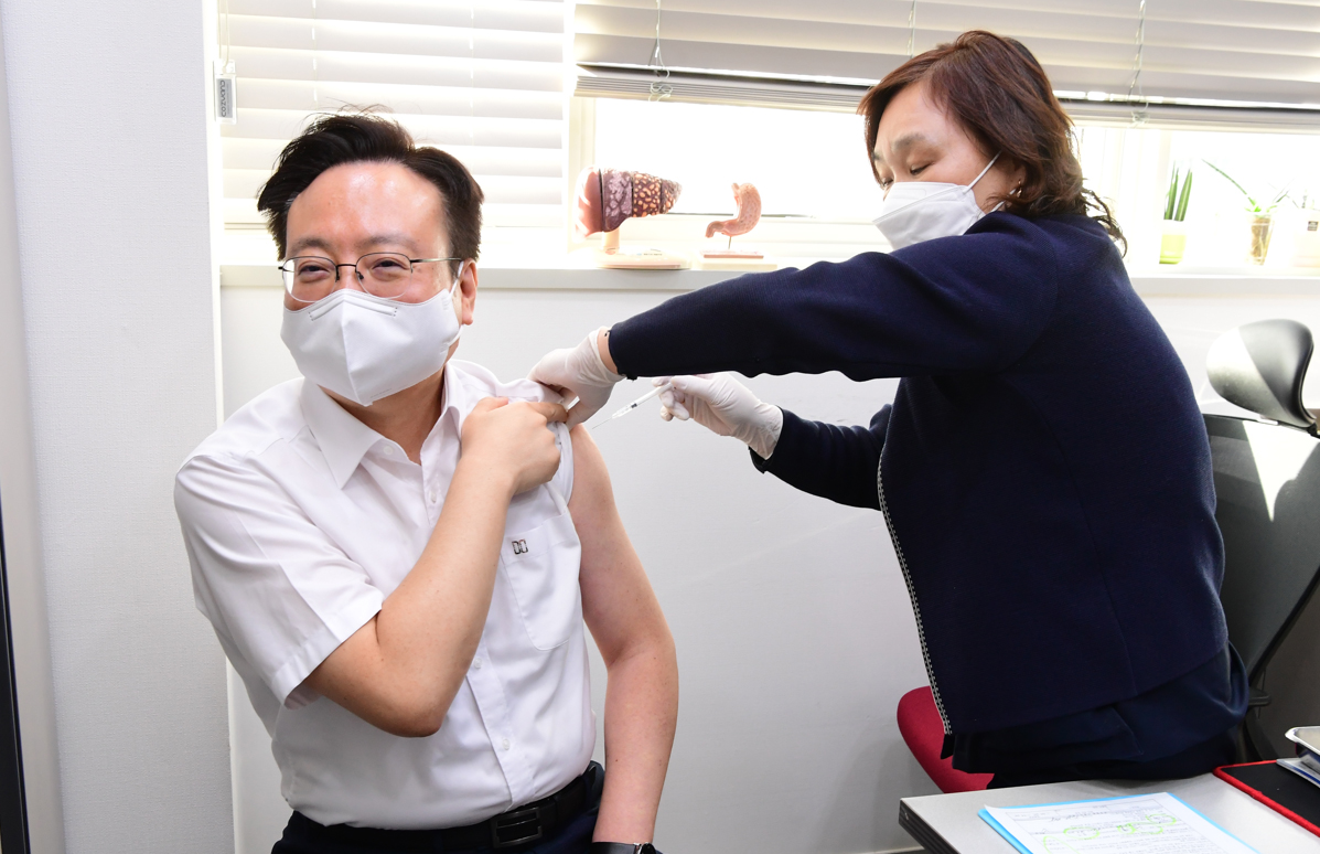 조규홍 장관·이필수 회장 "코로나 백신 같이 맞았습니다"