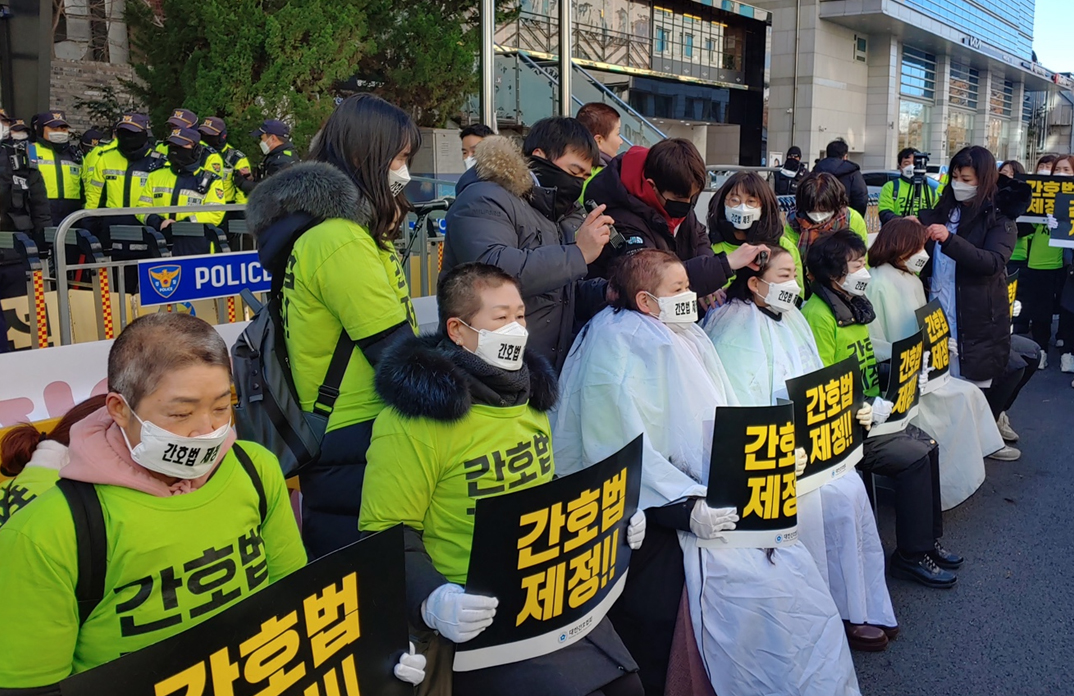 간호사들 삭발 투쟁...간호법 제정 대통령실·여당 압박