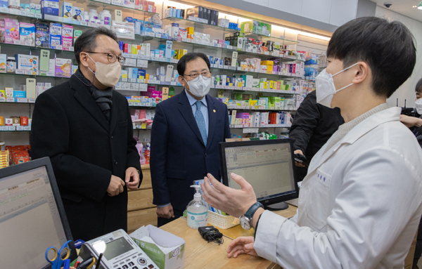 "약사님 감사합니다"…공공심야약국 찾은 박민수 차관