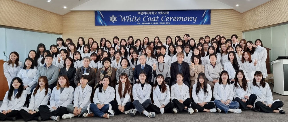 숙명약대동문회, 후배들에 '화이트코트 세레머니' 지원