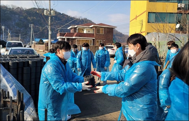휴젤, 사랑의 연탄 나눔…"11년째 꾸준한 기부"