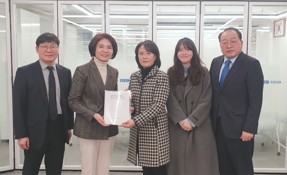서울 강서구약, 한정애 의원에 정책건의서 전달