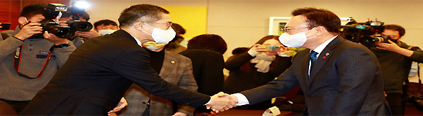 의-정, 비대면 진료 도입 합의...병협·약사회 '비상'