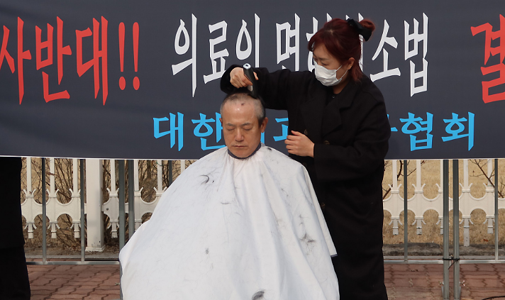 박태근 치협회장, 의료인 면허취소법 반발...삭발 투쟁