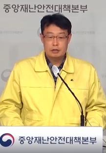 정부 "마트·터미널 약국, 일반약 비중 커 마스크 해제"