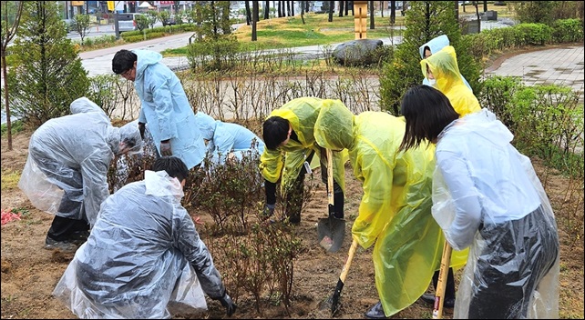 휴젤, 춘천시청과 함께 '나무 심기' 캠페인 진행 