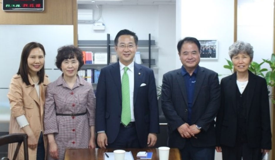 서울 중구약, 박성준 의원에 정책 건의서 전달