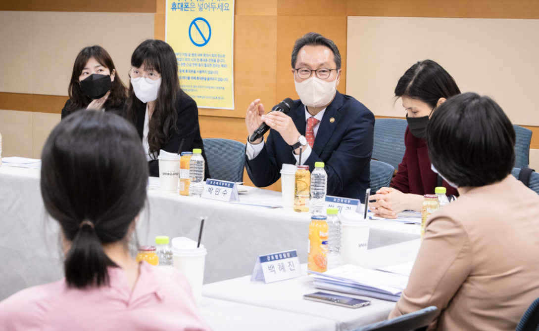 간호사에 선물보따리 푼 복지부...간호법 논란 잠재울까?